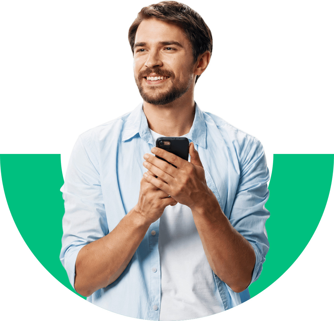 Socio Uber usando su celular